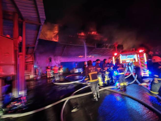 今（5日）晚间19时20分许，新北市新店车子路啤酒仓储发生火警。（翻摄画面）