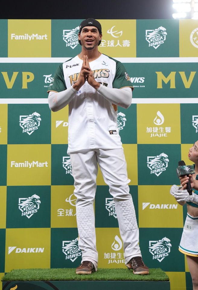 台钢雄鹰洋炮魔鹰亲自解释开轰、敲安后的手势来由。（台钢雄鹰提供）