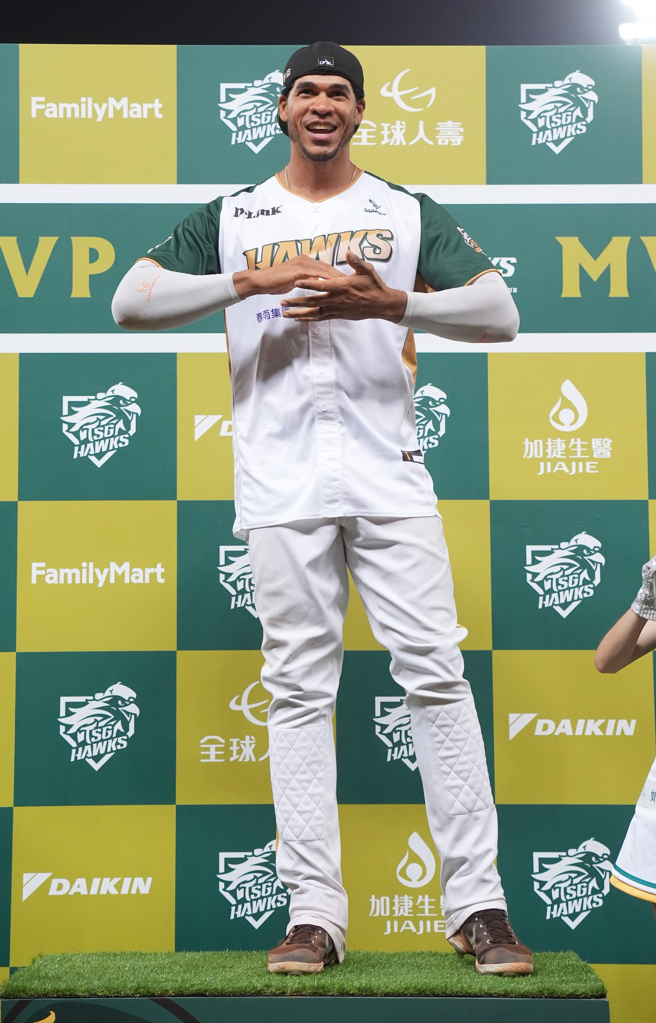 台钢雄鹰洋炮魔鹰亲自解释开轰、敲安后的手势来由。（台钢雄鹰提供）