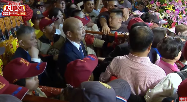 大甲媽起駕，韓國瑜扶轎。（取自中時新聞網）