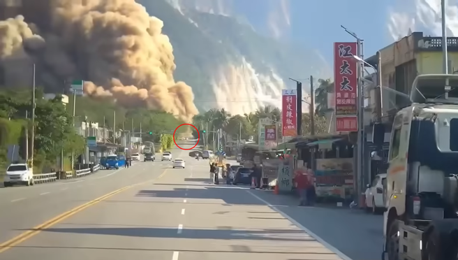 3日花莲7.2强震发生当下，崇德山体也走山崩塌，就有辆休旅车在沙尘的追赶下，顺利躲过一劫。（图／翻摄画面）