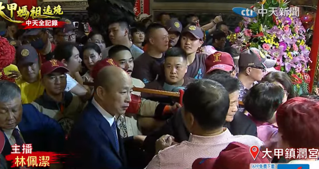 大甲媽起駕，韓國瑜扶轎。（取自中天）