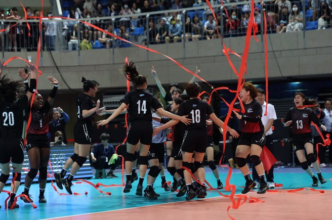 台湾师大球员衝进场内庆祝夺冠。(大专体总提供)