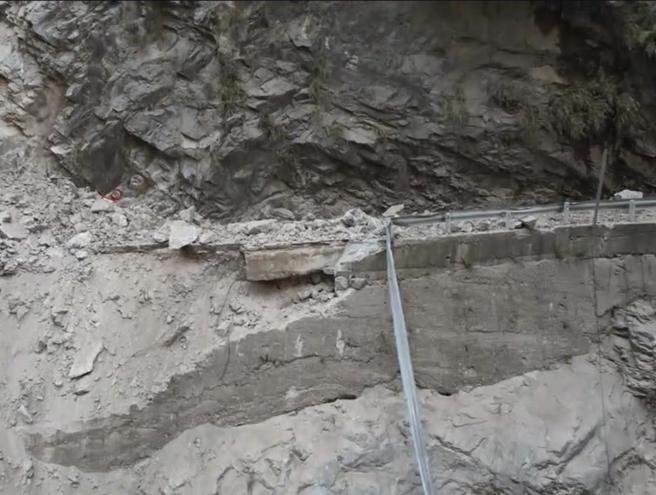 公路总局目前已抢修158k（豁然亭路段坍方区）、161.8k（迴头弯路段坍方阻断）、台8线167.7k（天祥隧道西口坍方）与173.5k(九曲洞东口5,000立方公尺坍方)等4处灾点，天祥以西路段在排除零星落石后，预计于6日上午10时开放小型车往西下山。（民眾提供）