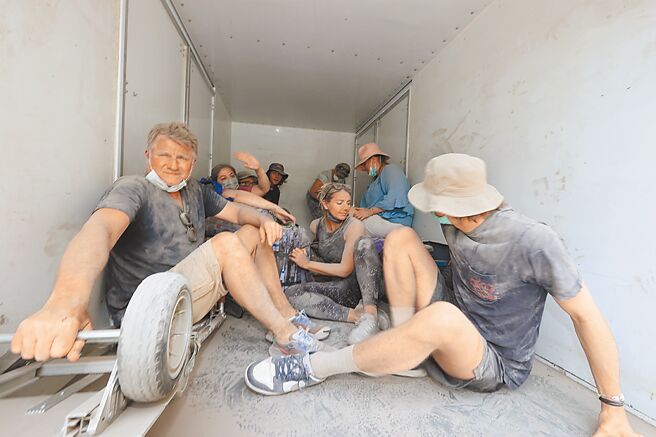 花莲县消防救难队挺进太鲁阁山区抢救，搜救人员陆续协助山月村110人撤出，其中包含4名英国人及4名瑞士人。（中新社）