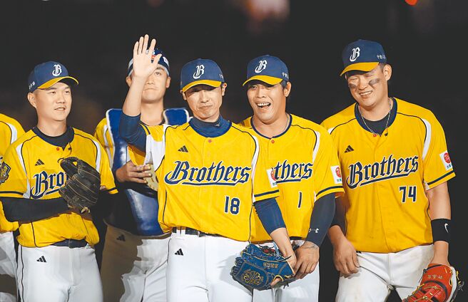 中信兄弟4日为官大元（中）举行引退仪式，官大元在队友祝福下向球迷挥手道别 。（范扬光摄）