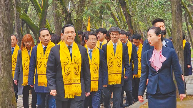 馬英九能夠明確堅持「九二共識」，反對台獨，在當前台灣的重要政治人物中算得上鳳毛麟角。圖為前總統馬英九出席清明公祭軒轅黃帝典禮。（藍孝威攝）