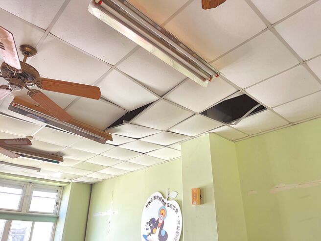 埔里國中受強震影響，天花板輕鋼架掉落位移。（南投縣府提供／王煌忠南投傳真）