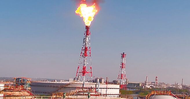 高雄中油林園廠4日上午8時許燃燒塔突然噴出火光，伴隨陣陣濃煙直竄天際，由於產生明顯粒狀汙染物，高市府環保局將對中油裁處10萬元至500萬元罰鍰。（高市府環保局提供／洪浩軒高雄傳真）