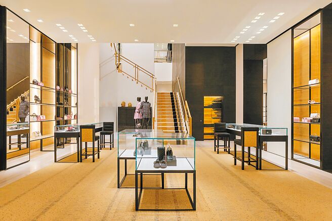 香奈兒Top City台中大遠百店店裝處處可見到品牌的經典元素，將建築美學與工藝完美融合。（CHANEL提供）