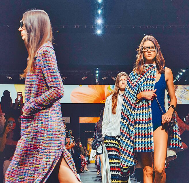 香奈兒春裝交融不對稱設計、拼接、線條和格紋，風格優雅又浪漫不羈。（CHANEL提供）