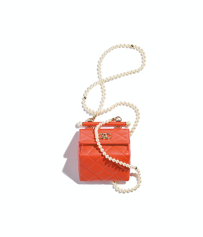 香奈兒橘色幻象珍珠迷你肩背包，17萬8800元。（CHANEL提供）