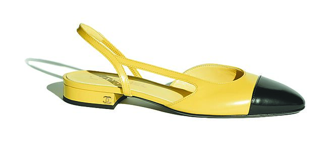 香奈兒黃色皮革後繫帶鞋，3萬6500元。（CHANEL提供）