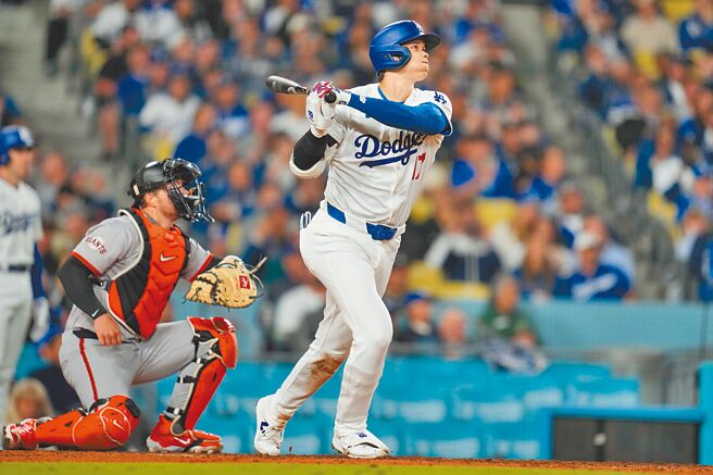 大谷翔平目送自己本季首轰飞出道奇球场墙外。（美联社）