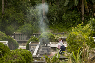 天使婆婆也抓狂！媳婦掃墓嗆「不拜別人祖先」 下秒問1句全場暴怒