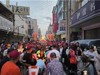 大甲妈显灵！走失男童摸娘伞 下秒认出爸爸车