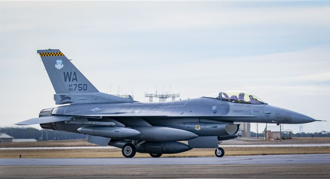 美軍啟動「猛毒計畫」 3架F-16改裝AI自主飛行具協同作戰能力　