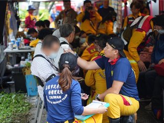 旅客陸續脫困下山 據傳英勇外籍旅客「1人救數人脫困」