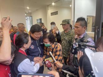 影》砂卡礑1家5口失联  傅昆萁拥抱家属：我们不放弃任何希望