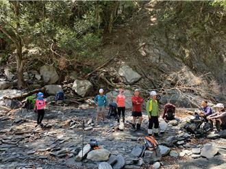 5人能高縱走受困 搜救隊驚險穿越落石區成功救援