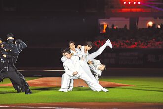 Energy登大巨蛋 牛奶单手撑地秀舞技