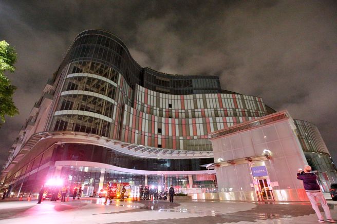 昨5日晚间23时31分许，台北市大巨蛋惊传火警。（杜宜谙摄）