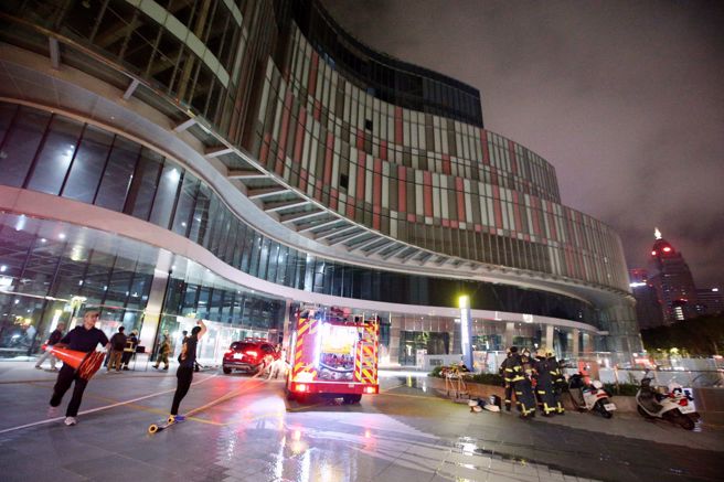昨5日晚间23时31分许，台北市大巨蛋惊传火警。（杜宜谙摄）