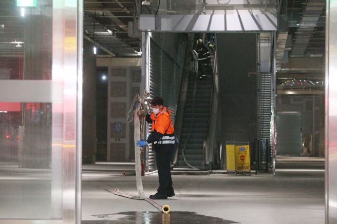 昨5日晚间23时31分许，台北市大巨蛋惊传火警。（杜宜谙摄）