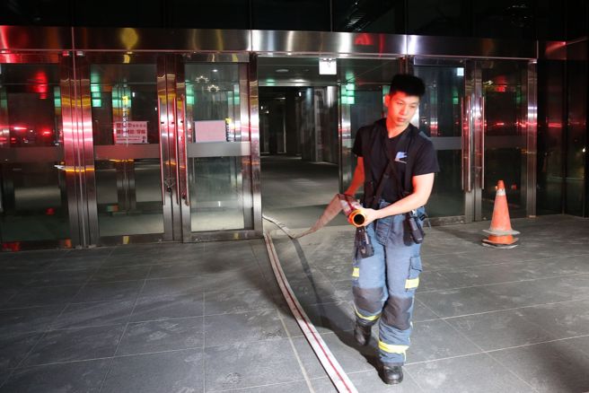 昨5日晚间23时31分许，台北市大巨蛋惊传火警。（杜宜谙摄）