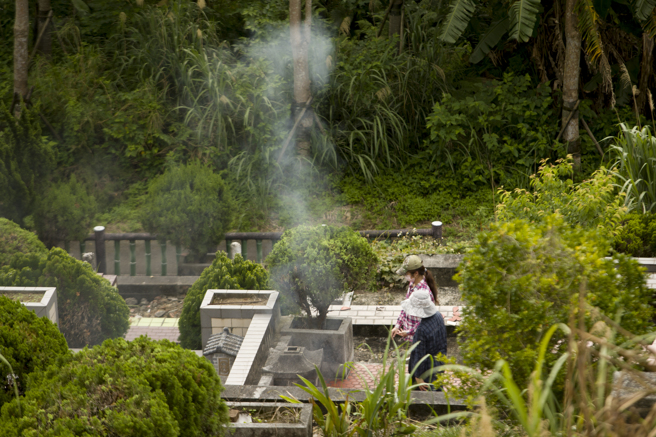 一名媳婦在掃墓上離譜的舉動，讓原PO一家遭殃，成為全場親戚的箭靶。(示意圖，與內文無關／資料照、杜宜諳攝)
