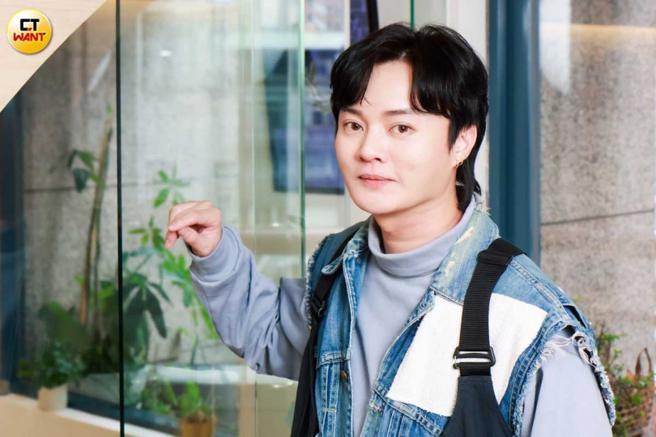 童年时许富凯常跟妈妈到茶室工作，看尽人生百态。（图／林士杰摄）