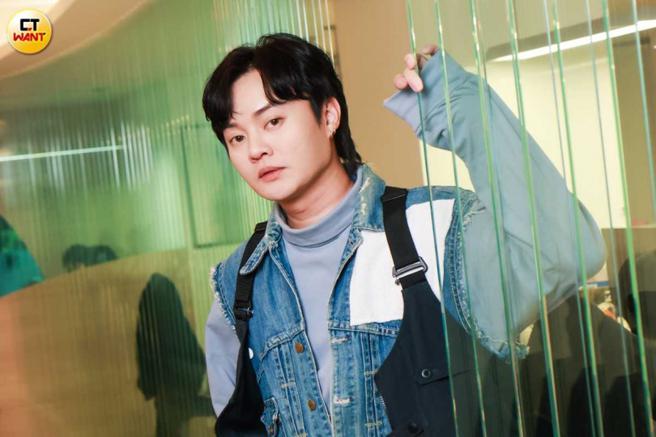 除了歌手身分，许富凯在主持演戏方面也有亮眼表现。（图／林士杰摄）