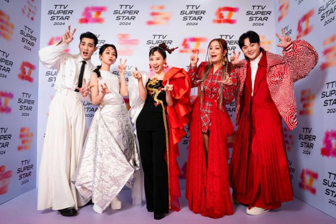 许富凯（右）担任《红白艺能大赏》主持人，直呼超级紧张。（图／翻摄自许富凯脸书）