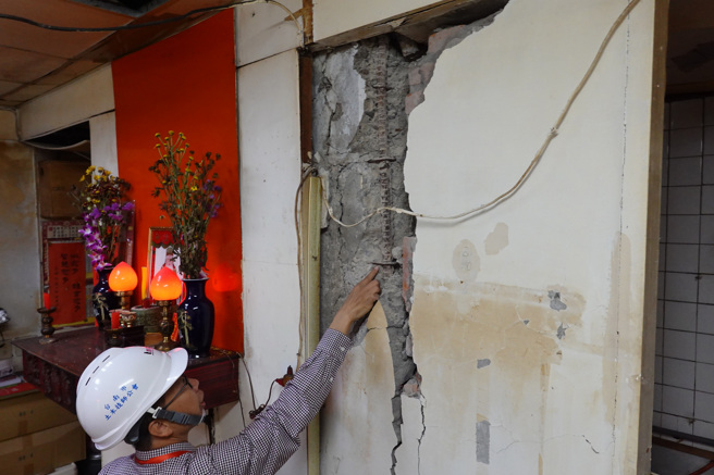 花蓮規模7.2地震以後，北市南機場公寓也出現災情，部分房屋的樑柱及牆面出現明顯的剝落與裂痕。（姚志平攝）