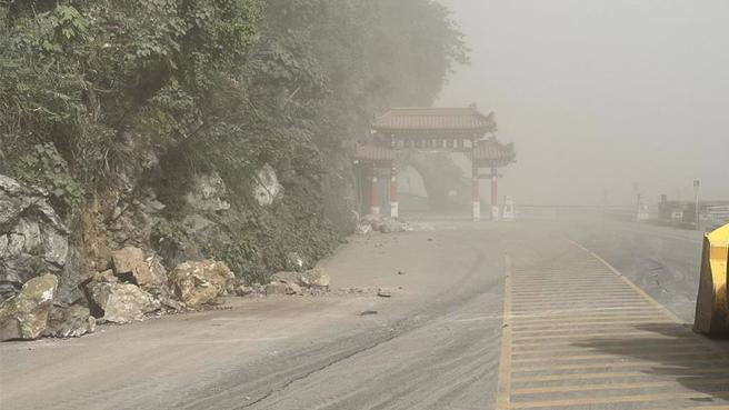 花莲外海3日发生规模7.2强震，太鲁阁国家公园灾情严重。（太管处提供）