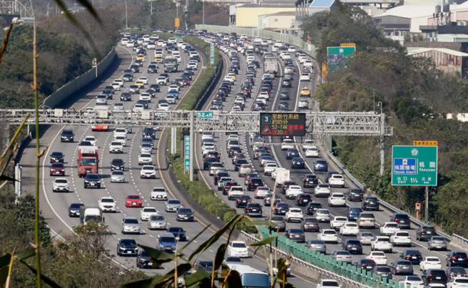 今天將出現首波北返車潮，高公局預估國道有14處易塞路段。（本報資料照片）