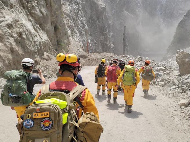 画面为特搜队前往花莲太鲁阁进行搜救，沿途仍不断落石，协助民眾脱困过程相当惊险。（图 / 中时资料照）