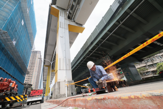 受花蓮大地震影響，新北環狀線板新站至中原站間鋼箱樑局部位移。圖為工程人員焊接H型鋼進行緊急支撐。（郭吉銓攝）