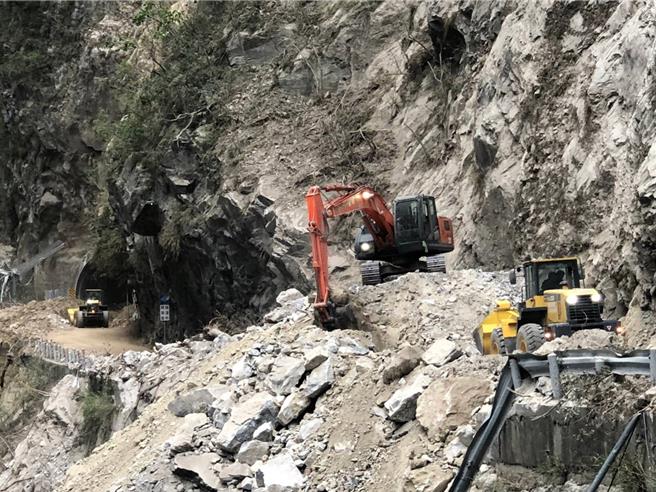 0403花蓮大地震造成台8線中橫公路東段大規模崩塌，災點大片土石坍方，道路柔腸寸斷，天祥地區更淪為孤島，經公路局積極搶修，預計今天上午10時開放小型車往西下山。（公路局提供／羅亦晽花蓮傳真）