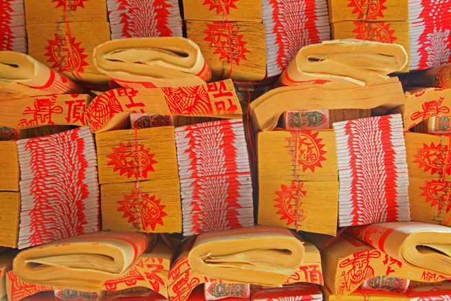 假富豪砸22萬包養，妹子打開信封傻眼，因為裡面全是冥紙。（示意圖：shutterstock／達志）