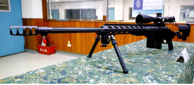 軍備局第205廠研發「12.7公厘T112手栓式狙擊槍」，配有10發彈匣，有效射程可達2000公尺 。(青年日報提供)