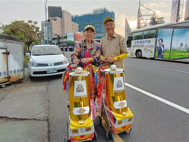 家住台北剑潭的80多岁戴姓夫妇，参与大甲妈祖遶境进香活动将近30年。（叶静美摄）