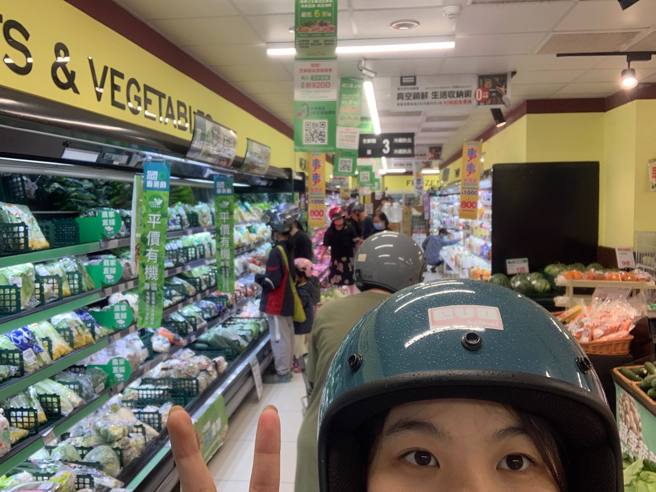 一名花蓮網友去全聯採買，發現店裡至少有7個人戴著安全帽逛賣場。（網友授權提供）