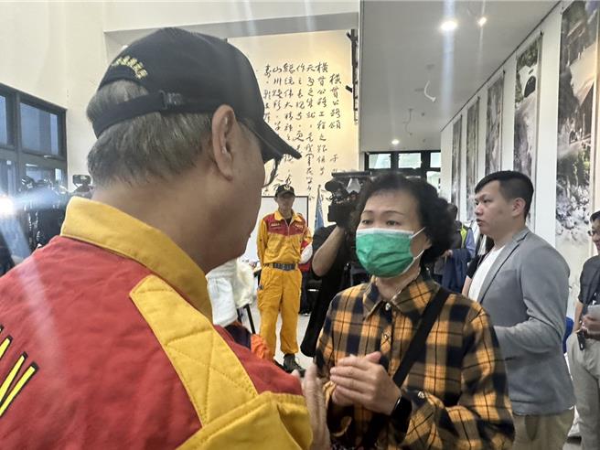 在砂卡礑步道失联的游姓1家5口，游妈妈频频向搜救人员鞠躬感谢，请他们在救难过程中注意安全。（罗亦晽摄）