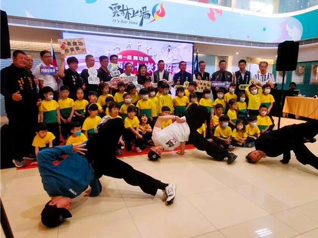 典亮慈善基金會、藝青會、西螺七崁武術文教基金會共同主辦的「舞臨西螺，七崁尬招」活動，今天下午舉行，圖為日前在雲林縣政府舉辦宣傳記者會。（周麗蘭攝）