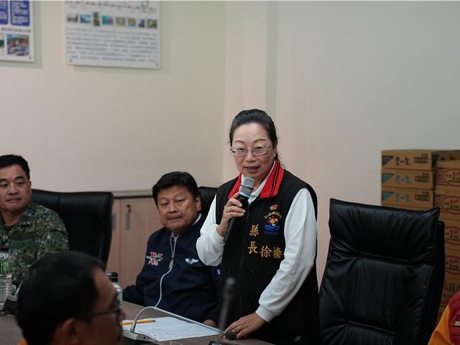 0403大地震釀災，至今已有12死10失聯，花蓮縣長徐榛蔚與立委傅崐萁今(6)日早上前往太魯閣搜救指揮所，慰問警消、特搜以及軍方。(黃敬文攝)