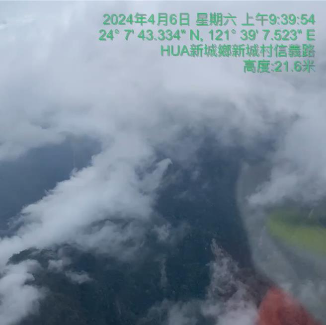 空勤总队今天上午挑战恶劣天气，陆续下彻28名受困在太鲁阁天祥地区的民眾，并将卫星通讯设备运送过去，让山区民眾和山下焦急等候的家人报平安。（空勤总队提供／罗亦晽花莲传真）