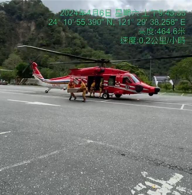 空勤总队今天上午挑战恶劣天气，陆续下彻28名受困在太鲁阁天祥地区的民眾，并将卫星通讯设备运送过去，让山区民眾和山下焦急等候的家人报平安。（空勤总队提供／罗亦晽花莲传真）