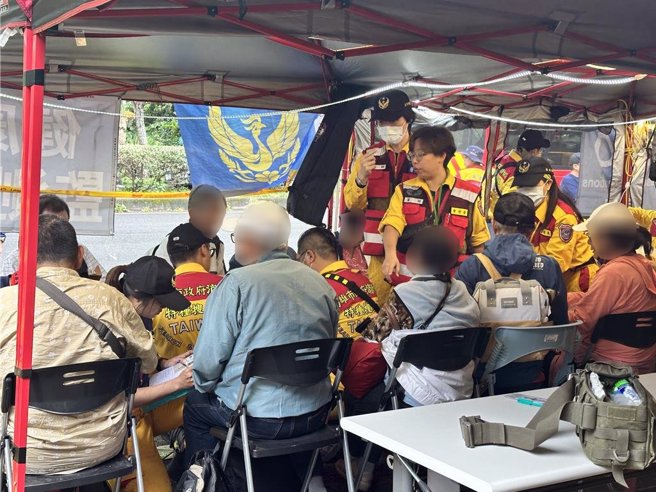 空勤总队今天上午挑战恶劣天气，陆续下彻28名受困在太鲁阁天祥地区的民眾。（罗亦晽摄）