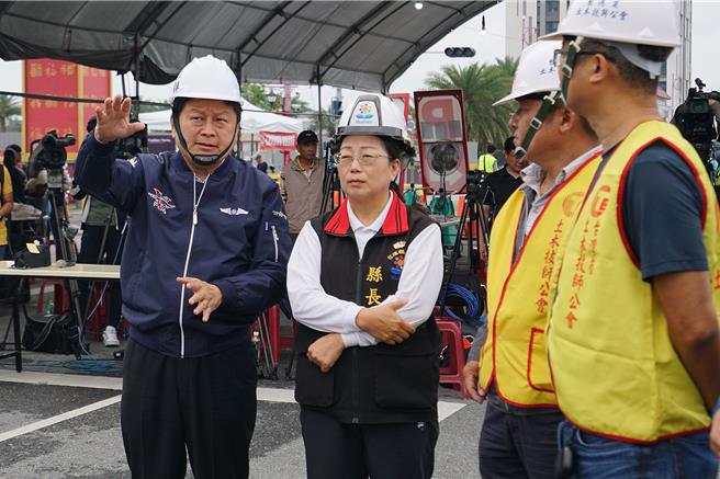 花蓮縣長徐榛蔚（左二）、立委傅崐萁（左一）今天再度視察天王星大樓拆除作業。（李忠一攝）